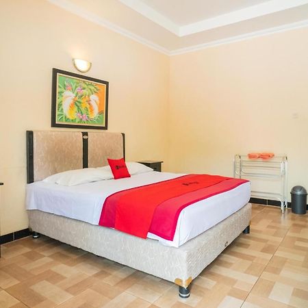 מלון Reddoorz @ Panglima Sudirman מדיון מראה חיצוני תמונה